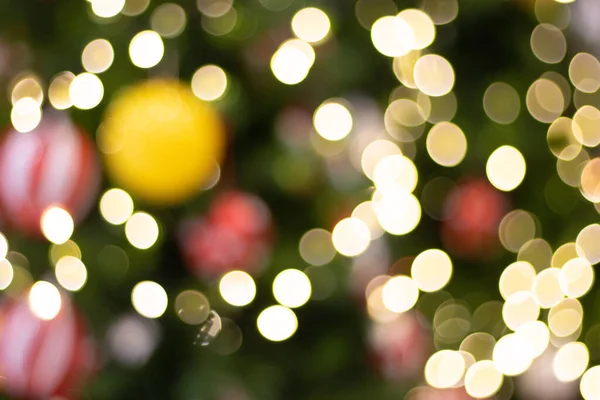 祭りのためのツリー上のぼやけたクリスマスの装飾 — ストック写真