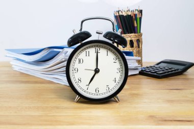 Sabah 7 'de çalışma masasında iş adamlarının çalışma saatleri seçici saat kavramları.