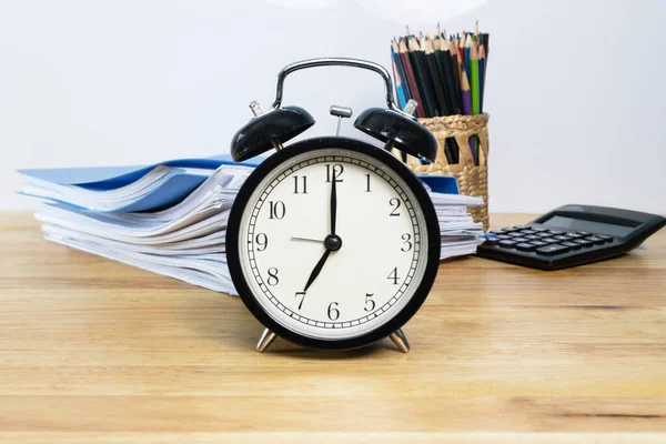 Sabah 7 'de çalışma masasında iş adamlarının çalışma saatleri seçici saat kavramları.