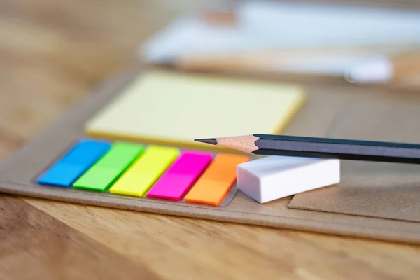 Selektywny Ołówek Fokusowy Pisania Kolorowe Kwadratowe Kolorowe Lepkie Notatki Linijki — Zdjęcie stockowe