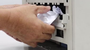 Ofis konsept ofis ekipmanlarında kağıt sıkıştı, kağıt sıkıştı.