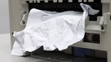 Ofis konsept ofis ekipmanlarında kağıt sıkıştı, kağıt sıkıştı.