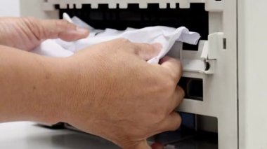 Ofis konsept ofis ekipmanlarında kağıt sıkıştı, kağıt sıkıştı.