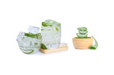 Aloe Vera, izole edilmiş beyaz arkaplanı olan bir içki için cam kesiyor.