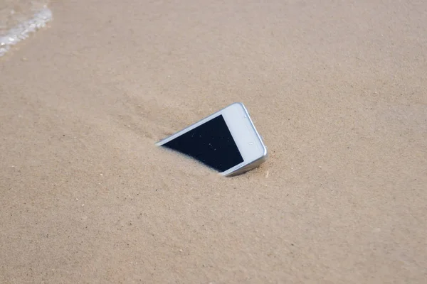 Telefone Celular Branco Areia Conceito Praia Wast Eletrônico — Fotografia de Stock