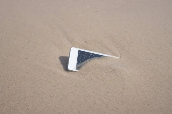 Weißes Handy Auf Sand Strand Konzept Elektronikmüll — Stockfoto