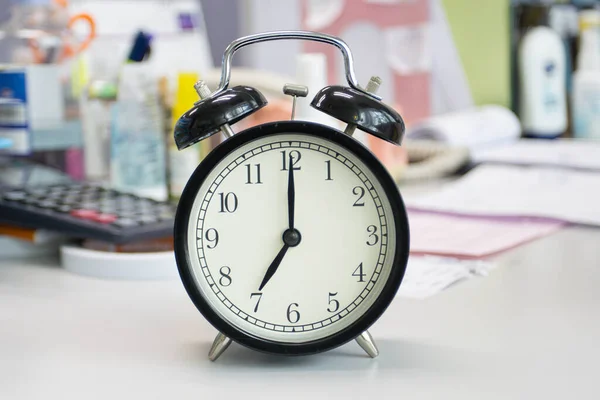 Reloj Escritorio Oficina Tiempo Los Conceptos Trabajo Del Hombre Negocios — Foto de Stock