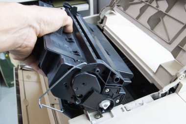 Lazer yazıcı konsept ofis malzemeleri onarımı için toner değiştiren teknisyenler