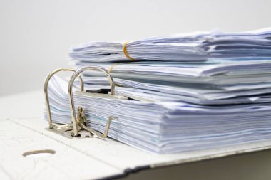 Kapat - Dosya dizini konsept ofis belgesi içinde çok fazla A4 beyaz kağıt depolanır