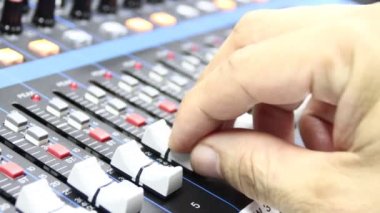 Büyük bir HiFi sisteminin, ses ekipmanlarının ve dijital bir mikserin kontrol panelinin kontrolü.