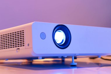 Projektörün lensini karanlık oda sunumu için ışık ile kapat