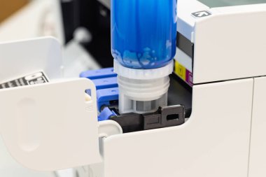 bir şişe mürekkebi doldurma mürekkebi bir mürekkep püskürtme yazıcısı, ofis otomatı yazdırma aracı