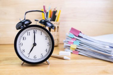 Sabah 7 'de çalışma masasında çalışma saatinde çalışma zamanı kavramları seçici saat