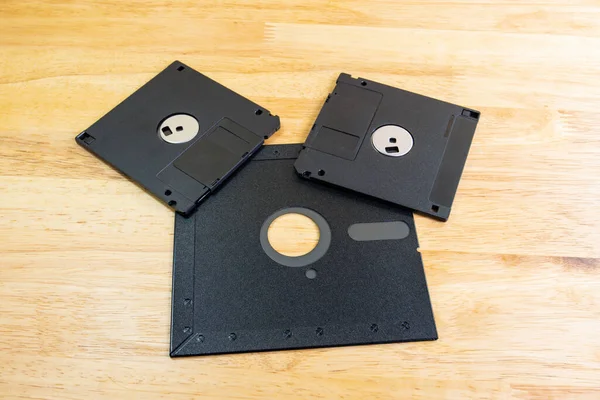 软盘或软盘是20世纪70年代中期至2000年代中期流行的一种数据存储和交换形式 是一种古老的概念技术 — 图库照片