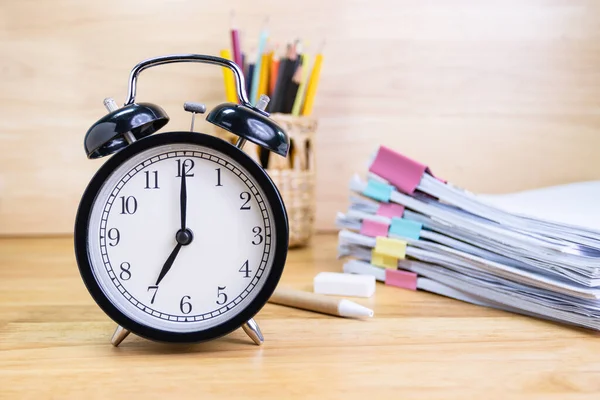 Reloj Escritorio Trabajo Oficina Tiempo Los Conceptos Trabajo Negocios Reloj — Foto de Stock