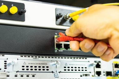 İnternet ağı, konsept iletişim teknolojisine bağlanmak için ağ kablolarını tutan bir adamın eli