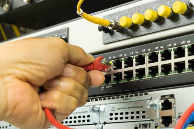 İnternet ağı, konsept iletişim teknolojisine bağlanmak için ağ kablolarını tutan bir adamın eli