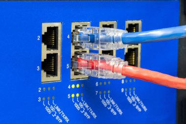İnternet ağı, konsept iletişim teknolojisine bir anahtarın bağlantı portunu bağlayacak ağ kabloları