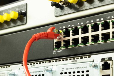 İnternet ağı, konsept iletişim teknolojisine bir anahtarın bağlantı portunu bağlayacak ağ kabloları