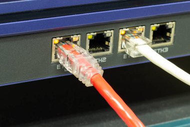 İnternet ağı, konsept iletişim teknolojisine bir anahtarın bağlantı portunu bağlayacak ağ kabloları