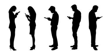 grafik silueti iş kadını ve erkek teknoloji vektörü illüstrasyonuyla bağlantı kurmak için akıllı telefonu tutuyor