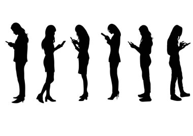 grafik silueti iş kadını akıllı telefonu teknoloji vektör illüstrasyonuyla bağlantı kurmak için tutuyor