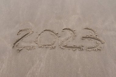 Yeni yıl 2023 plaj sembolü kumları üzerine metin 2023 