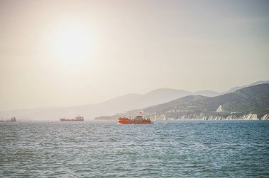 Karadeniz 'i turistlerle geçen Kızıl Turist gemisi. Su gezisi.