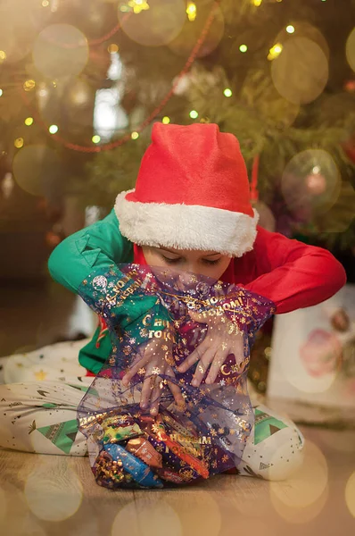 Kleine Jongen Openig Cadeau Met Snoep Onder Een Kerstboom Thuis — Stockfoto