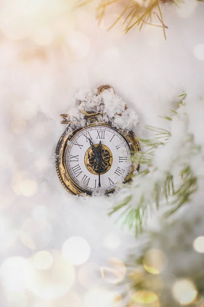 Nuevo Año Reloj Navidad Que Yace Sobre Nieve Bajo Abeto —  Fotos de Stock