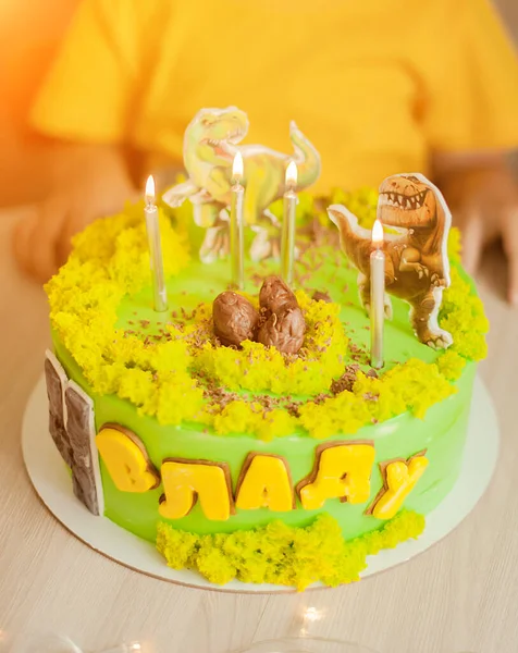 Mały Chłopiec Pięknym Żółtym Tortem Urodzinowym Dinozaurami Tłumaczenie Vlad Jest — Zdjęcie stockowe