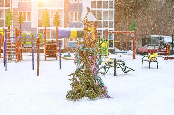 Liten Julgran Snöig Vinterdag Lekplats Staden Festlig Bakgrund — Stockfoto