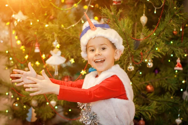 Bambino Vestito Con Costume Pupazzo Neve Che Diverte Vicino Albero — Foto Stock