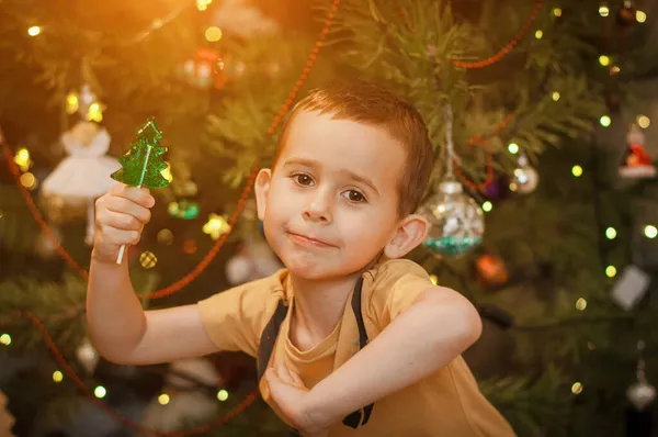 Bambino Che Diverte Vicino Albero Natale Con Una Caramella Forma — Foto Stock