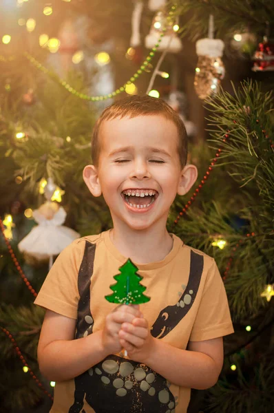 Bambino Che Diverte Vicino Albero Natale Con Una Caramella Forma — Foto Stock
