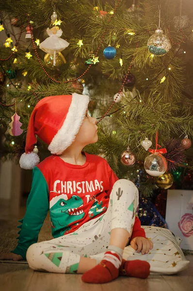 Kleine Jongen Heeft Plezier Onder Een Kerstboom Thuis Gekleed Feestelijke — Stockfoto