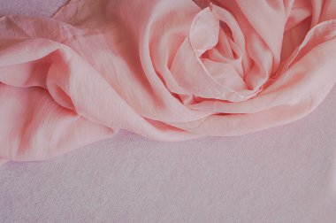 Pembe ipek ve örülmüş kumaş yakın görüş. Tekstil arkaplanı