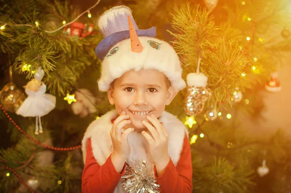 Kleine Jongen Gekleed Een Sneeuwpop Kostuum Hebben Plezier Buurt Van — Stockfoto