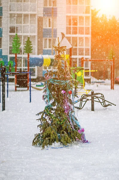 Liten Julgran Snöig Vinterdag Lekplats Staden Festlig Bakgrund — Stockfoto