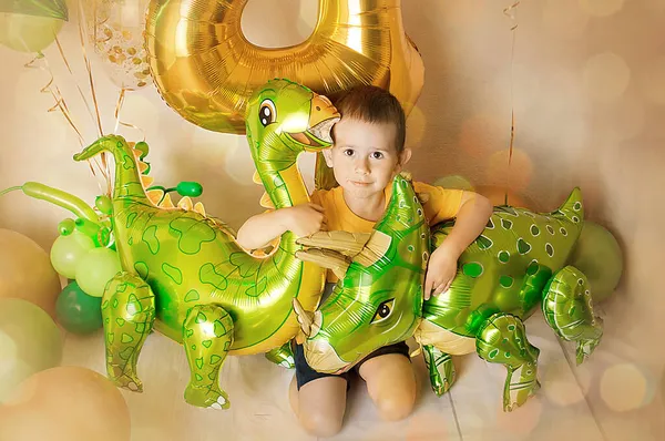 Маленький Мальчик Комнате Украшенной Празднования Дня Рождения Золотыми Зелеными Желтыми Лицензионные Стоковые Изображения