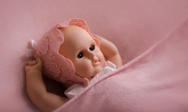 Bebek Oyuncağı Yeni Doğmuş Gibi Fotoşoplanmış Pembe Yün Kumaş Dantel — Stok fotoğraf