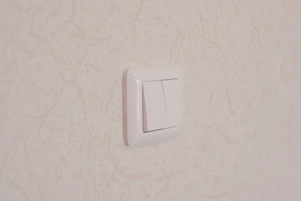 Duvarda Beyaz Bir Düğme Var Kısımda Elektrik Donanımı — Stok fotoğraf