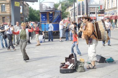 Perulu sokak müzisyeni Ağustos tarihinde performansını dinlerken