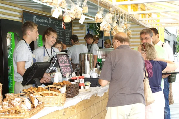 Are eating at outdoor cafe in New Holland Island on August 05, 2012 — Stock Photo, Image