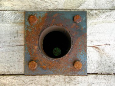 kare paslı metal yedek parça ahşap yüzeyde kemerlerinizi bağlayın.