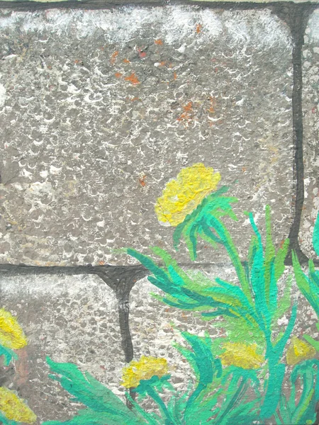 Vieux mur de pierre recouvert de fleurs peintes — Photo