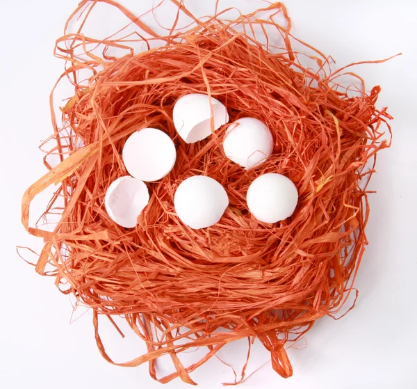 Abstrakte Hintergrundtextur, natürliche orangefarbene Raffia. Nest mit kaputten Eiern — Stockfoto