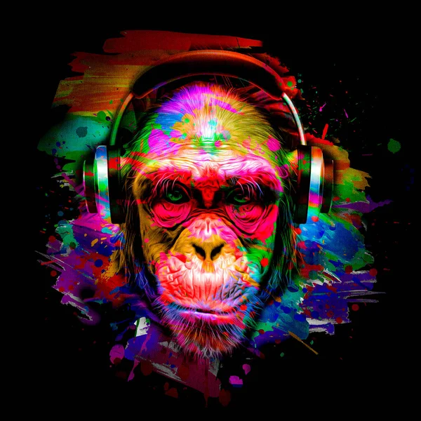 チンパンジーのサルの頭は暗い背景に創造的なカラフルな抽象的な要素を持つヘッドフォンで — ストック写真