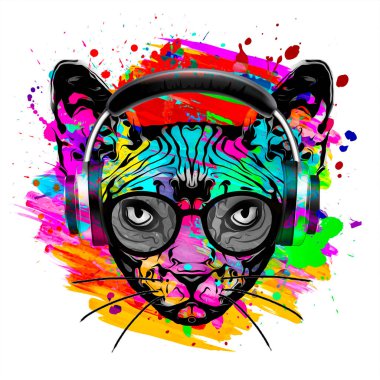 Gözlüklü ve kulaklıklı soyut renkli kedi ağızlığı beyaz arka planda izole edilmiş, boya lekeli. 