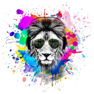 Moda güneş gözlüğü ve parlak boya lekeli kablosuz kulaklıklar takan renkli sanatçı kaplan ağızlığı.